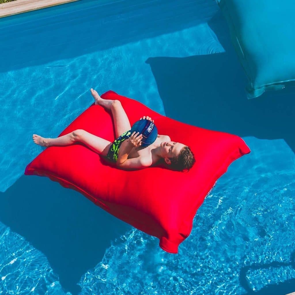 Test du pouf géant XXL flottant Livedeco Pool Big52 rouge