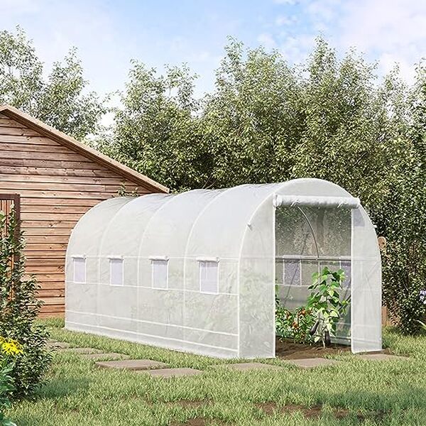 Découvrez notre test complet de la serre tunnel Outsunny 5 x 2 m : idéale pour protéger et favoriser la croissance de vos plantes grâce à ses caractéristiques pratiques et durables.