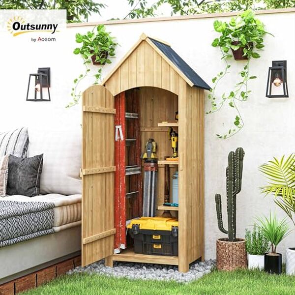 Découvrez l'abri de jardin Outsunny en bois : une solution compacte et pratique pour organiser vos espaces extérieurs avec style et fonctionnalité.