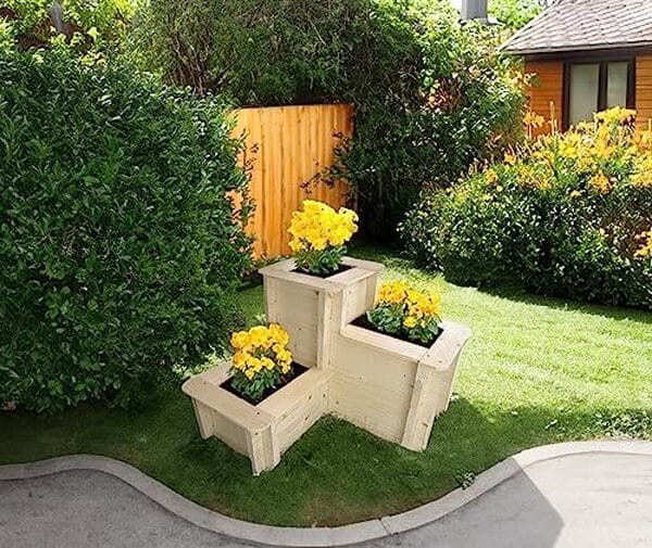 Découvrez notre avis sur le carré potager Timbela M622 : bois massif, robustesse et esthétique pour sublimer votre jardin.